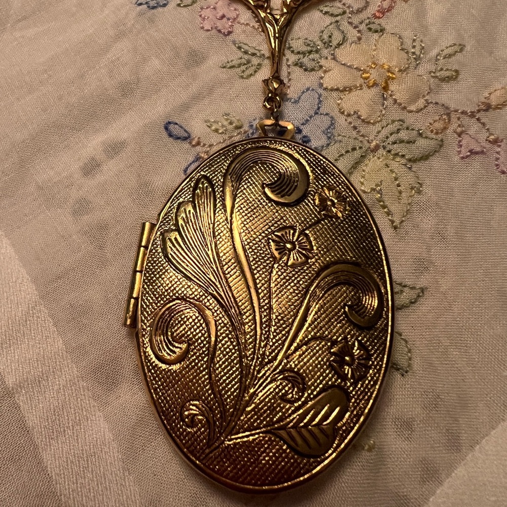 Gold Flower Oval Locket Necklace - Picture 1 of 6